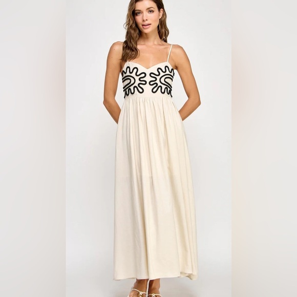 New with tags Stunning Cream Maxi Dress with Black design size M - Picture 1 of 3